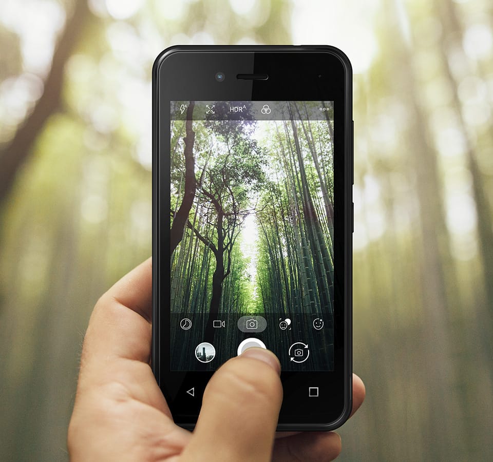 Sunny 3 Mini anthracite large display take picture in forest